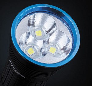  размещенные в текстурированном рефлекторе три светодиода Cree XHP-70 обеспечивают широкий световой луч