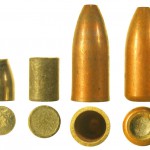  Компоненты пули 5,45 Пст: стальной сердечник, свинцовая рубашка и биметаллическая оболочка; справа — пуля, подготовленная к снаряжению