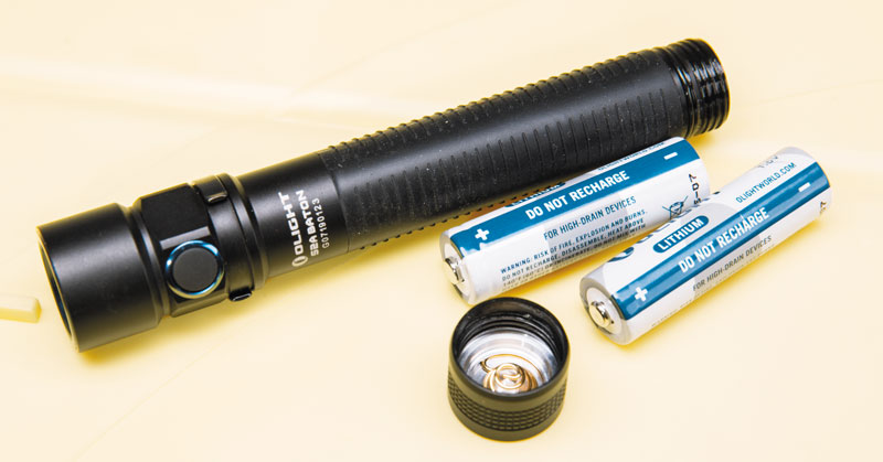  В комплект поставки S2A Baton входят литиевые «пальчиковые» батарейки, работающие значительно дольше обычных щелочных (Alkaline)