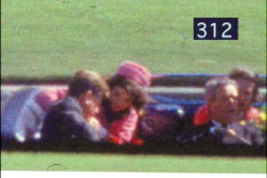 312-й кадр кинопленки А. Запрудера: Жаклин Кеннеди повернулась к раненому мужу, на следующем 313-м кадре он будет убит