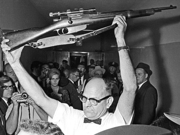  По утверждению комиссии Уоррена, Освальд за 5,6 с сумел сделать из этого карабина три прицельных выстрела, из которых два попали в JFK