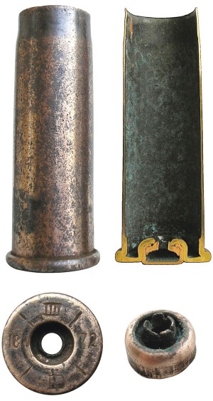  Цельнотянутые гильзы австрийских патронов 11,2x41R Werndl M67(слева) изготавливались из томпака. Первоначально они имели капсюль системы Вилбургера (Martin Wilburger), составляющий одно целое с корпусом гильзы. С 1869 г. для этих боеприпасов была принята новая гильза, разработанная фирмой Georg Roth — с усилительным выступом в нижней части гильзы и специальным капсюлем с воронокообразной наковальней. Через десять лет в Австро-Венгрии были приняты новые патроны 11,2x58R Werndl M77 с цельнотянутыми латунными гильзами и «бердановским» капсюльным гнездом