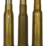  Сиамский «маузер» тип 45 (в центре) в сравнении с австрийским «маннлихером» 8х50R (слева) и патроном тип 45/66 (справа)