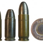  Патрон-заменитель 7,65 Browning (в центре), сделанный с использованием гильзы французского патрона 7,65х20 MAS (справа) в сравнении со штатным патроном 7,65 Browning (слева)