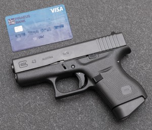 Для понимания размеров Glock 43 воспользуемся всем привычной банковской картой