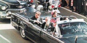 Президентский лимузин с супругами Кеннеди и губернатором Техаса Джоном Конналли и его женой Нелли
